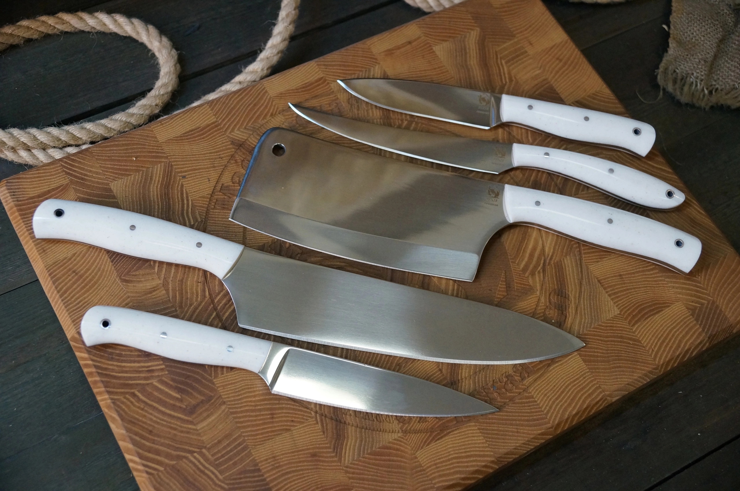 Набор состоит из 6 ножей. 
Можно заказать 1 или несколько ножей из набора