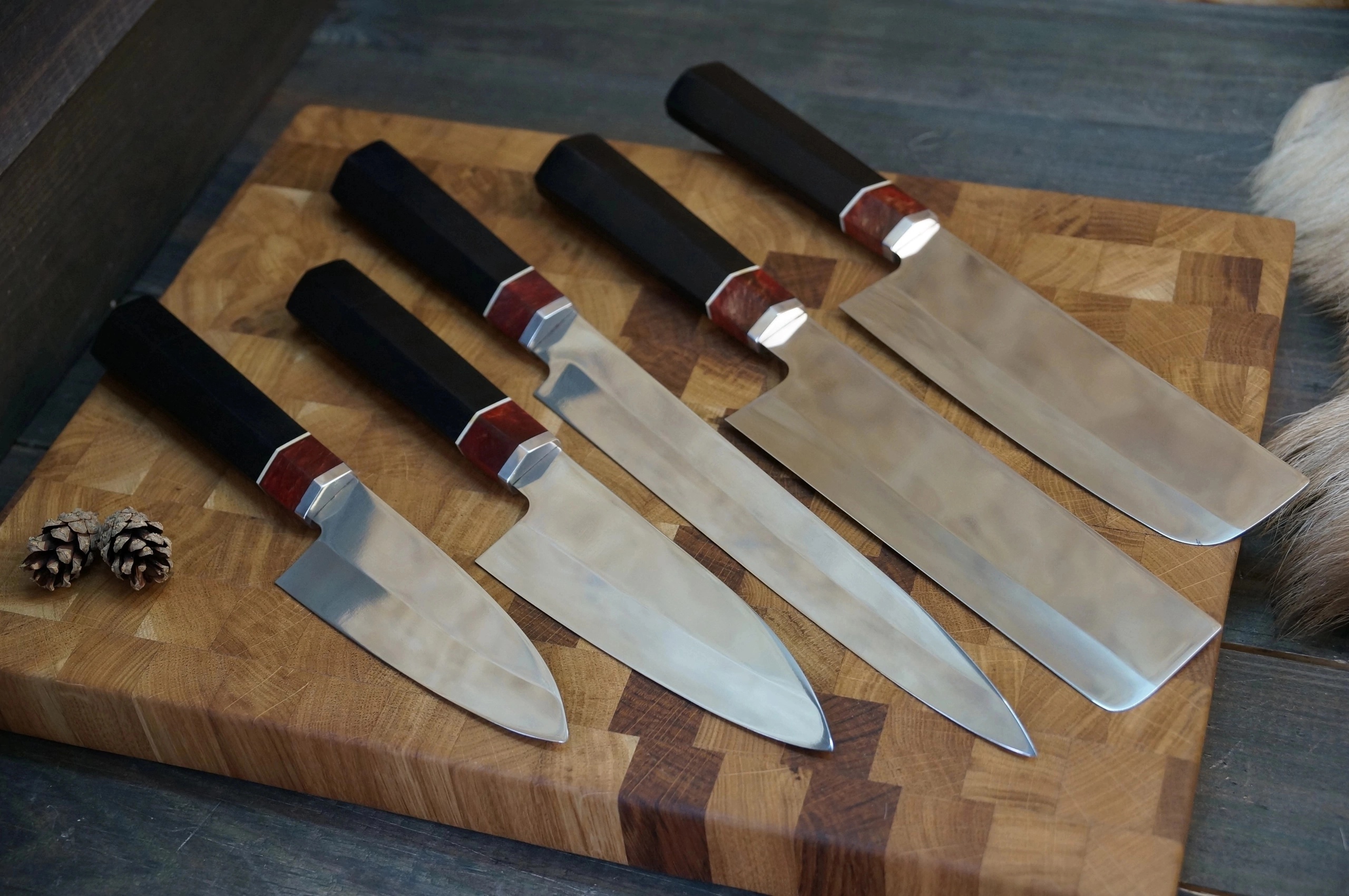 В наборе:
2 шинковочных ножа
2 ножа для овощей
1 длинный мясной нож